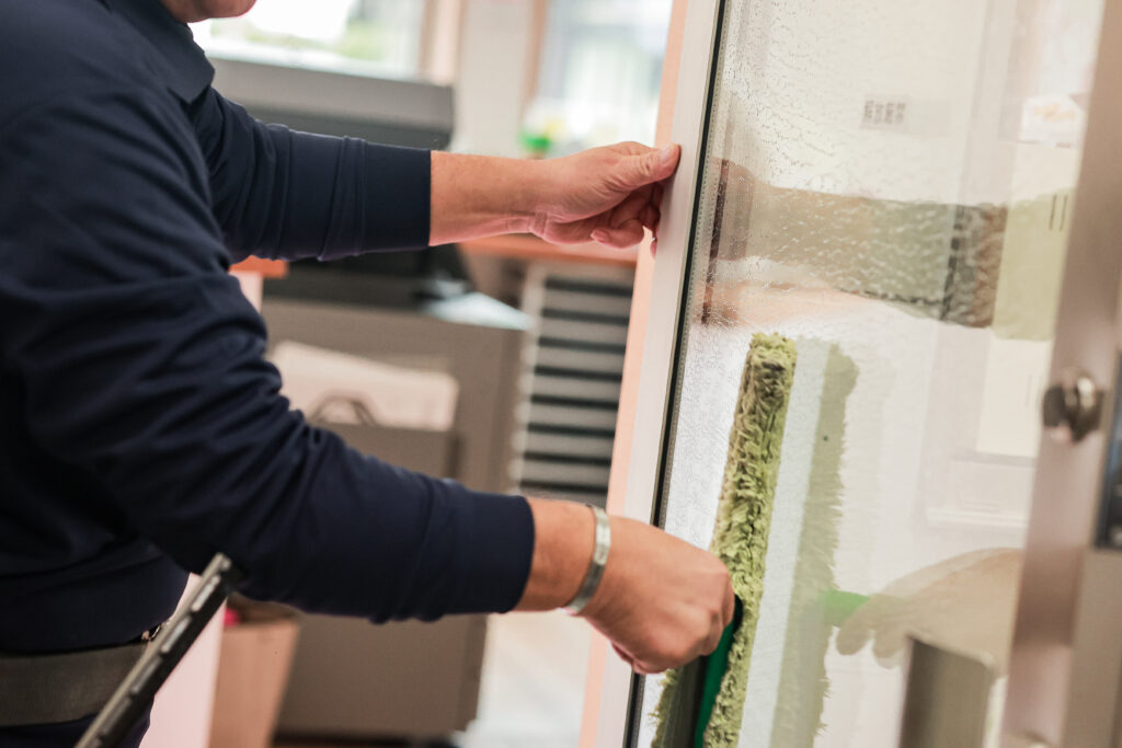 ガラス窓清掃作業中のスタッフ