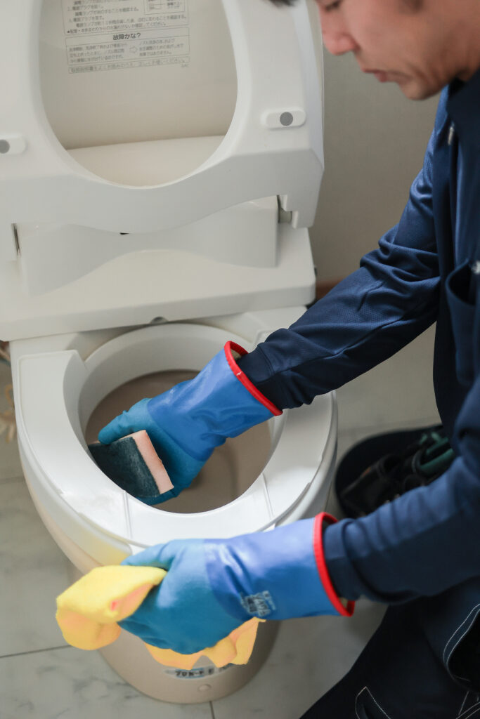 浴室クリーニング作業中のスタッフ