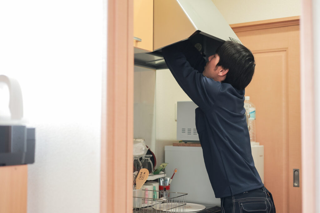 キッチン・レンジフード清掃作業