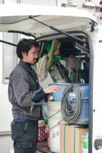 施工完了後に笑顔のスタッフ