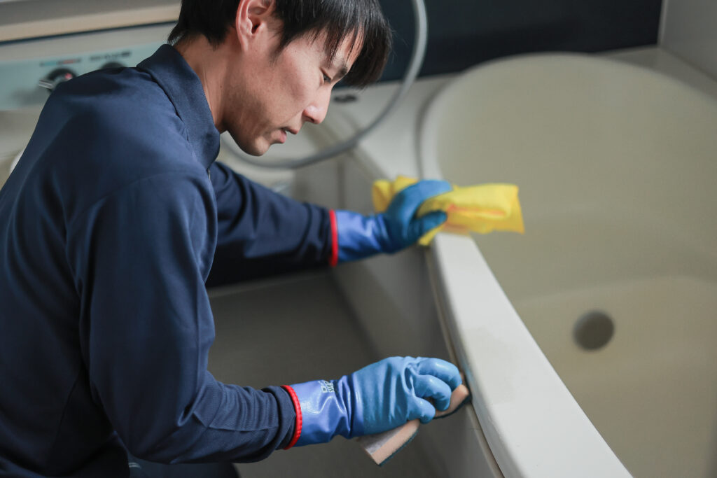 浴室クリーニング作業中のスタッフ