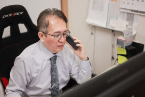 代表がスケジュールを確認している様子