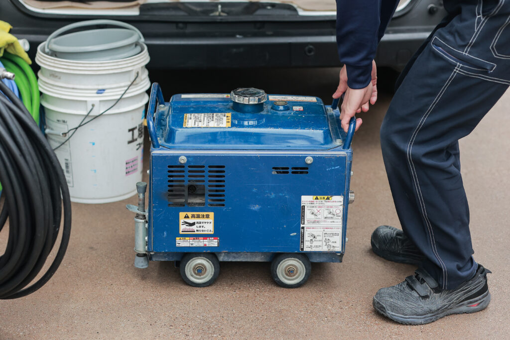 Bona業務用床研磨機による無垢フローリング研磨作業