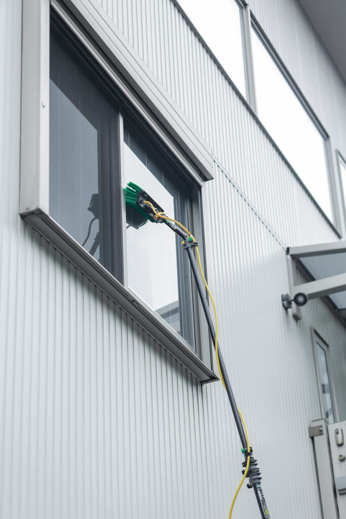 高所窓清掃ブラシ作業