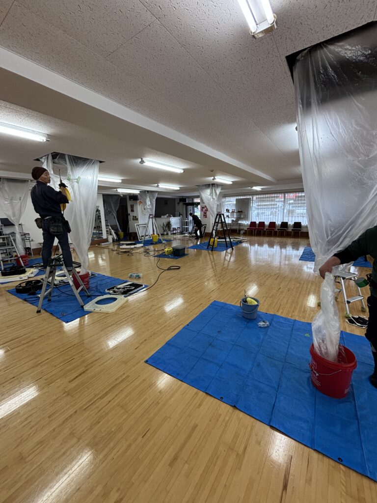 天カセ４方向エアコンクリーニング作業中画像